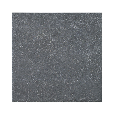 Eine quadratische Fliese mit strukturierter, dunkelgrauer Oberfläche liegt auf einem schlichten weißen Hintergrund.