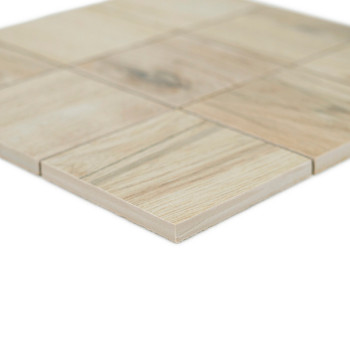 Keramikfliesen mit holzähnlicher Struktur sind in einem Gittermuster angeordnet und zeigen natürliche Erdtöne in einer hellen Um