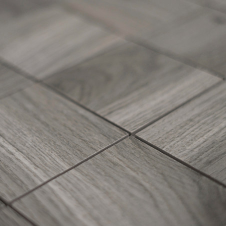 Des carreaux rectangulaires gris sont disposés, alignés selon un motif en grille, avec une texture semblable à du bois suggérant Des carreaux rectangulaires gris sont disposés, alignés selon un motif en grille, avec une texture semblable à du bois suggérant