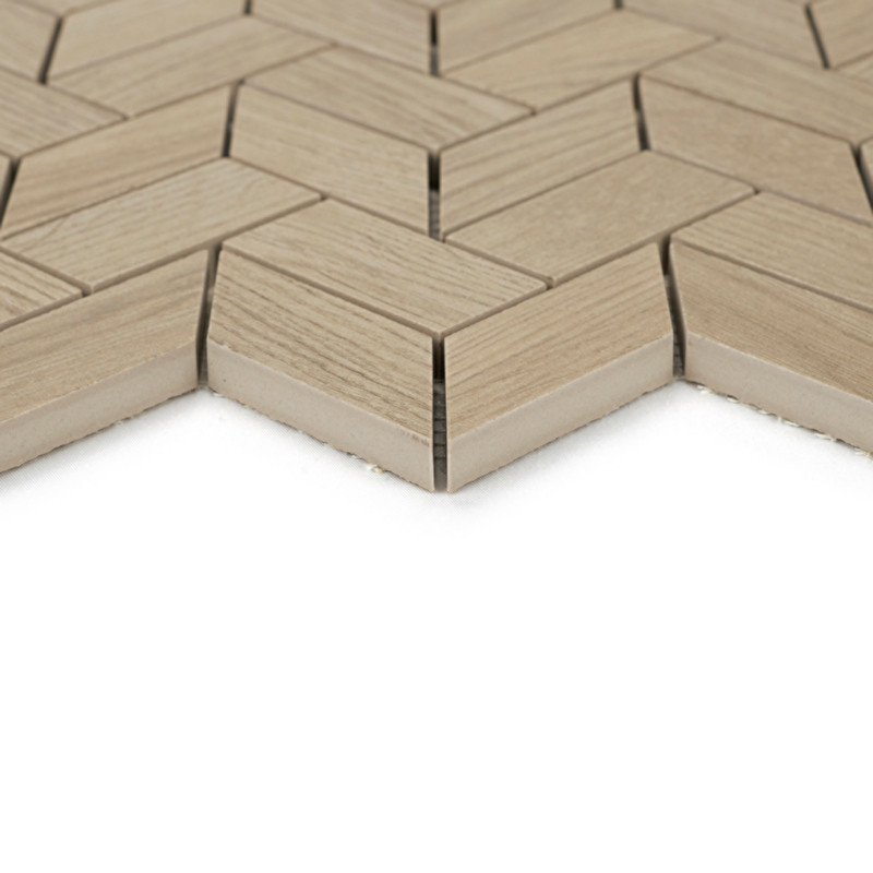 Les carreaux à motifs de bois forment un motif géométrique à chevrons tridimensionnel, créant une surface visuellement texturée 
