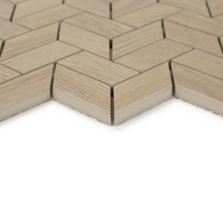 Fliesen mit Holzmuster bilden ein geometrisches, dreidimensionales Fischgrätenmuster und schaffen so eine optisch strukturierte 