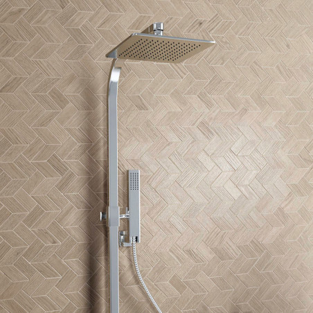 Ein eleganter, moderner Duschkopf mit quadratischem Design erstreckt sich von einer Edelstahlarmatur vor einem strukturierten, g