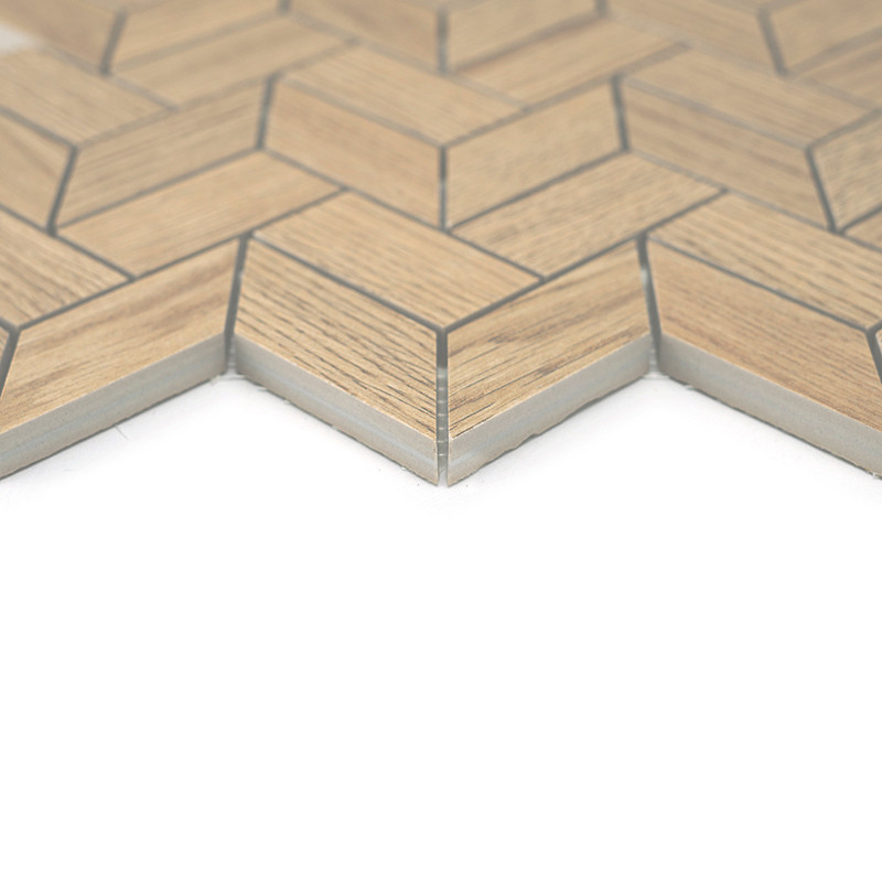 Les carreaux de bois hexagonaux s'emboîtent parfaitement, formant un motif en zigzag dans un décor clair et neutre. Les bords so