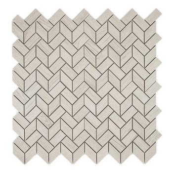 Ladrilhos cinza claro semelhantes a madeira formam um padrão em zigue-zague, criando um design em forma de chevron. Os ladrilhos