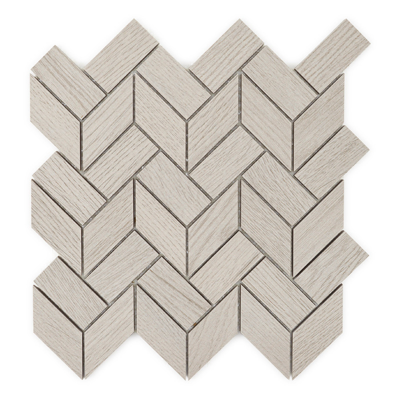 Los azulejos de madera de color gris claro forman un patrón en zigzag, creando un diseño de chevrón. Los azulejos se entrelazan 