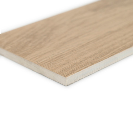 Eine rechteckige Fliese mit Holzstruktur und hellbrauner Oberfläche liegt vor einem weißen Hintergrund und zeigt ihre flache, gl Eine rechteckige Fliese mit Holzstruktur und hellbrauner Oberfläche liegt vor einem weißen Hintergrund und zeigt ihre flache, gl