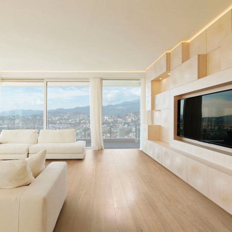 Ein geräumiges Wohnzimmer verfügt über einen großen Fernseher an einer modernen Holzwandwand und weiße Sofas mit Blick auf die S Ein geräumiges Wohnzimmer verfügt über einen großen Fernseher an einer modernen Holzwandwand und weiße Sofas mit Blick auf die S