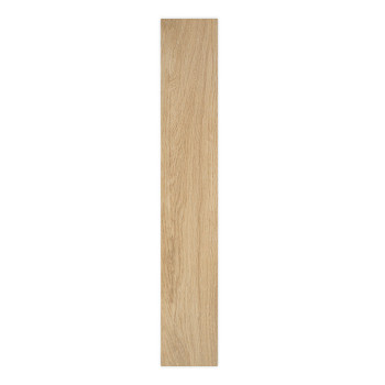 Eine rechteckige Holzfliese weist ein helles Eichenmaserungsmuster auf, das an natürliches Holz erinnert. Vor einem schlichten w
