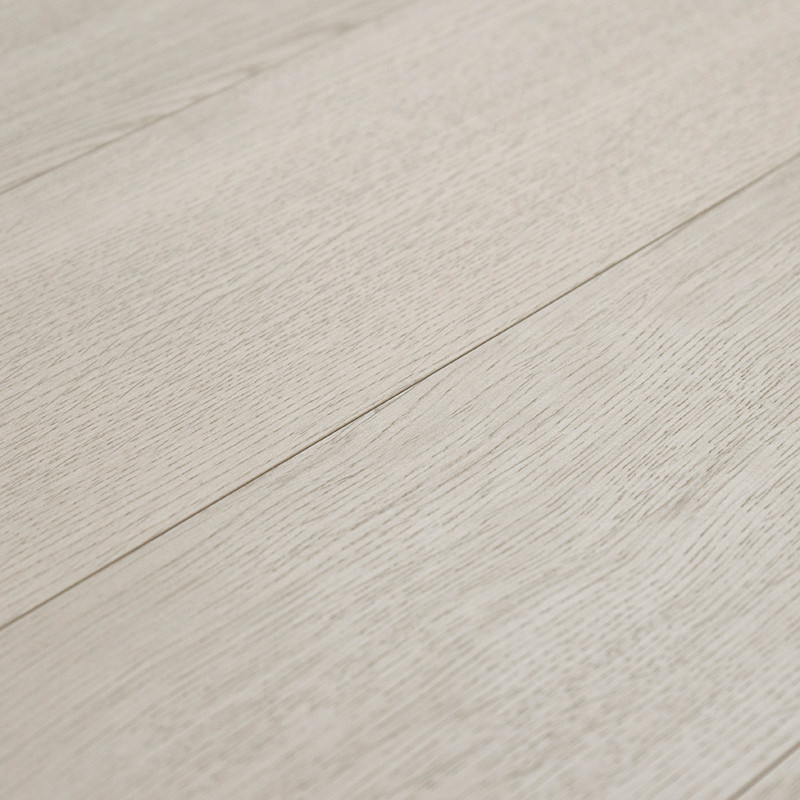 Les carreaux à texture de bois clair reposent à plat, simulant des planches de bois avec de légers motifs de grain dans un cadre