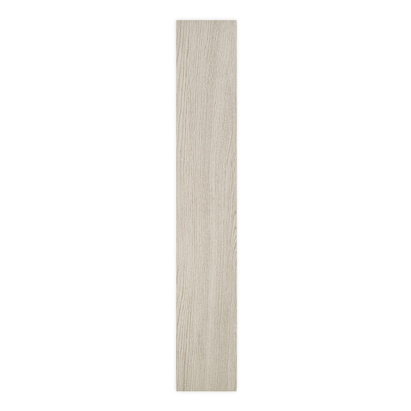 Eine lange, schmale, rechteckige Fliese weist ein helles Holzmaserungsmuster auf. es ruht vertikal vor einem weißen Hintergrund.