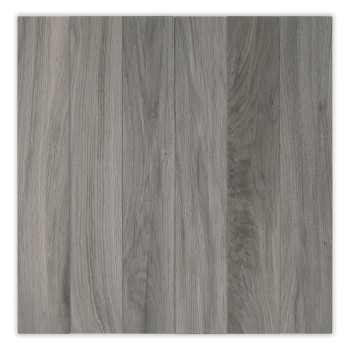 Un azulejo largo y rectangular presenta un sutil patrón de vetas de madera en suaves tonos grises, lo que sugiere una estética n