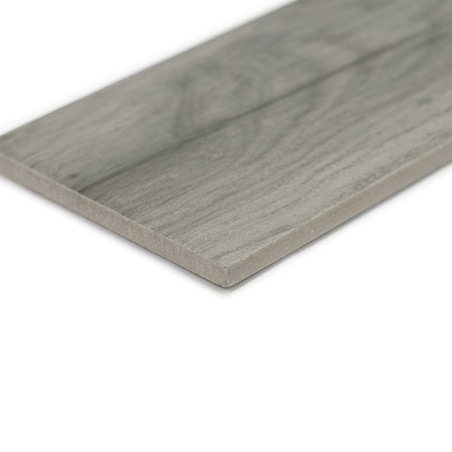 Eine rechteckige Fliese mit Holzstruktur liegt auf einem weißen Hintergrund und weist auf ihrer glatten Oberfläche subtile graue Eine rechteckige Fliese mit Holzstruktur liegt auf einem weißen Hintergrund und weist auf ihrer glatten Oberfläche subtile graue