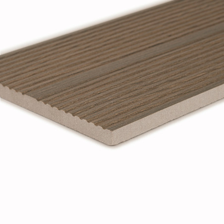 Un azulejo rectangular con textura de madera y finas ranuras paralelas descansa sobre un fondo claro. Los bordes parecen lisos y Un azulejo rectangular con textura de madera y finas ranuras paralelas descansa sobre un fondo claro. Los bordes parecen lisos y