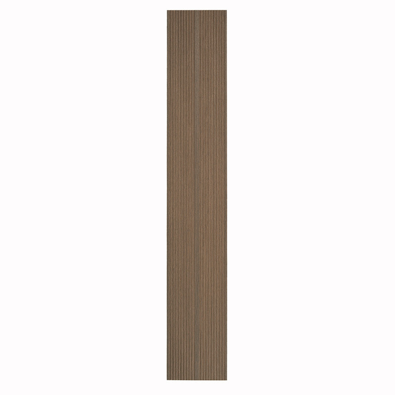 Un azulejo marrón rectangular largo y estrecho con ranuras verticales se extiende verticalmente sobre un fondo blanco liso.