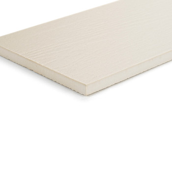 Eine rechteckige, helle Fliese liegt flach auf einer weißen Oberfläche und zeigt ein glattes, leicht strukturiertes Aussehen. Es