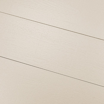 Die Fliese verfügt über eine glatte, hellcremefarbene Oberfläche mit dezenter Holzmaserung, die in einem diagonalen Muster angeo