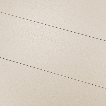 De tegel heeft een glad, licht crèmekleurig oppervlak met een subtiele houtnerfstructuur, uitgelijnd in een diagonaal patroon vo