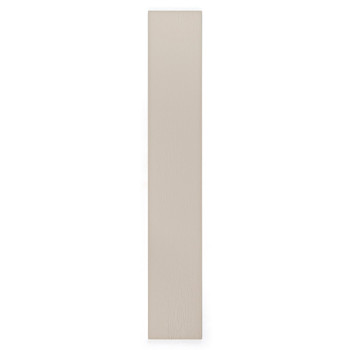 Eine lange, schmale beige Fliese steht aufrecht vor einem schlichten weißen Hintergrund und bringt ihre glatte, unstrukturierte 