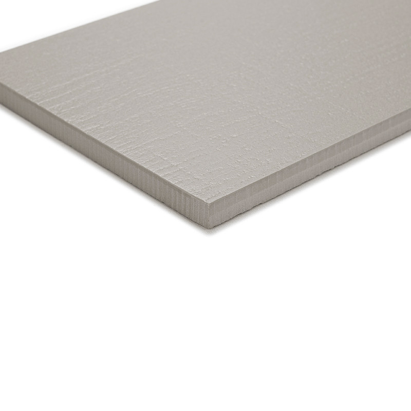Um ladrilho cinza retangular é plano, apresentando uma superfície lisa e texturizada e uma cor uniforme, contra um fundo branco 