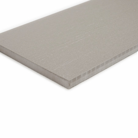 Un carreau rectangulaire, lisse et gris repose sur un fond blanc uni, mettant en valeur sa texture uniforme et ses bords droits.