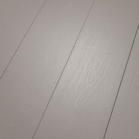 Les carreaux gris imitant le bois sont plats, présentant des motifs de grain subtils, créant une surface lisse et moderne dans u