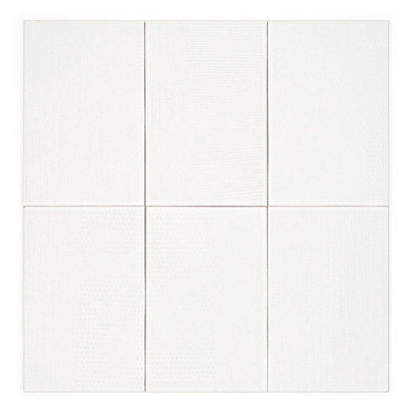 Zes witte rechthoekige tegels gerangschikt in twee rijen van drie. ze vertonen subtiele variaties in textuur, wat een minimalist Zes witte rechthoekige tegels gerangschikt in twee rijen van drie. ze vertonen subtiele variaties in textuur, wat een minimalist