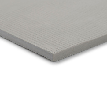 Grijze vierkante tegel met een gestructureerd oppervlak met parallelle groeven, geplaatst op een witte achtergrond, waardoor het