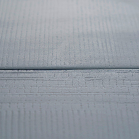 Een gladde, lichtblauwe tegel met subtiele, lineaire texturen ligt plat en creëert een moderne, minimalistische uitstraling in e Een gladde, lichtblauwe tegel met subtiele, lineaire texturen ligt plat en creëert een moderne, minimalistische uitstraling in e