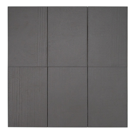 Seis ladrilhos cinza texturizados, cada um com padrões lineares sutis, estão dispostos em duas fileiras. Os azulejos criam uma s