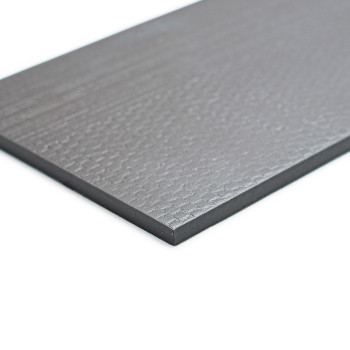 Um ladrilho retangular cinza escuro com uma superfície levemente texturizada fica plano contra um fundo branco, mostrando suas b