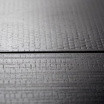 O ladrilho tem uma superfície texturizada com um padrão de grade sutil, plano em um ambiente neutro e minimalista. Nenhum texto 