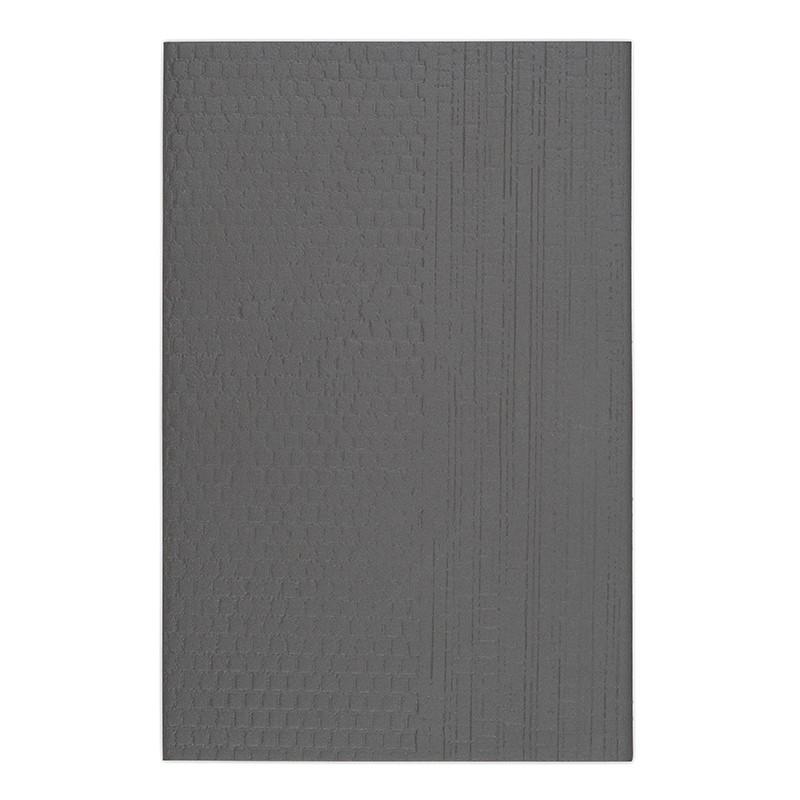 O ladrilho retangular apresenta um padrão texturizado sutil com designs lineares e em forma de grade. A superfície parece unifor