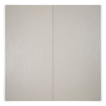Azulejo rectangular de color beige claro con una superficie texturizada sutil. Adecuado para aplicaciones de pisos o paredes en 