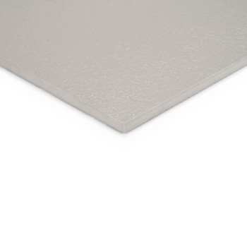Um revestimento cerâmico liso, quadrado e cinza claro repousa sobre um fundo branco, destacando sua textura uniforme e bordas li