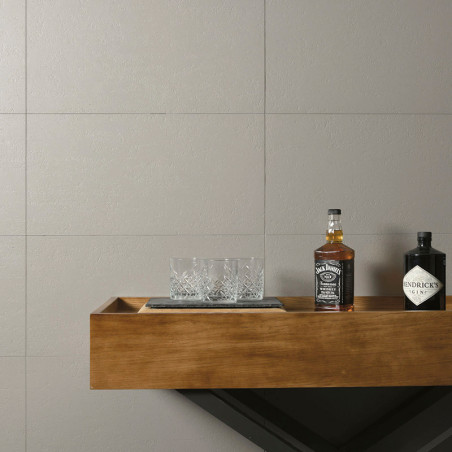 Dos botellas, una de `Jack Daniels` y otra de `Hendricks Gin`, descansan sobre un estante de madera con un juego de copas de cri Dos botellas, una de `Jack Daniels` y otra de `Hendricks Gin`, descansan sobre un estante de madera con un juego de copas de cri
