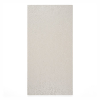 Azulejo rectangular de color beige claro con una superficie texturizada sutil. Adecuado para aplicaciones de pisos o paredes en 