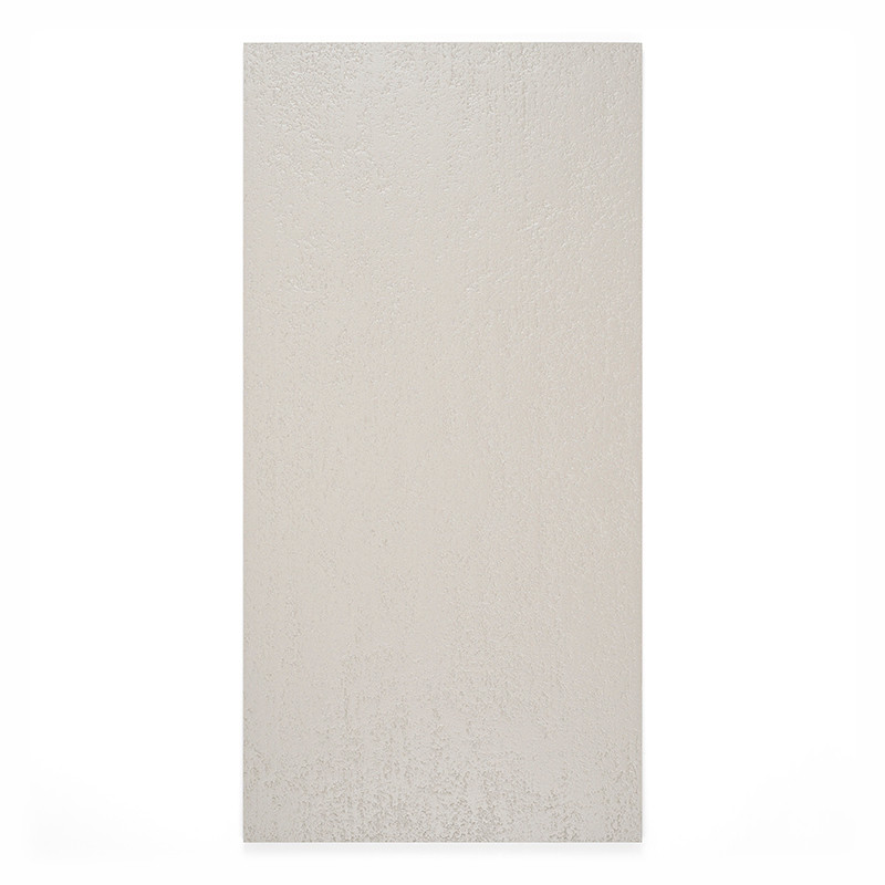 Azulejo rectangular de color beige claro con una superficie texturizada sutil. Adecuado para aplicaciones de pisos o paredes en 