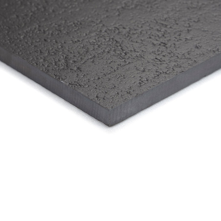 Un carreau texturé gris foncé avec une surface légèrement rugueuse repose à plat sur un fond blanc, affichant son épaisseur et s Un carreau texturé gris foncé avec une surface légèrement rugueuse repose à plat sur un fond blanc, affichant son épaisseur et s