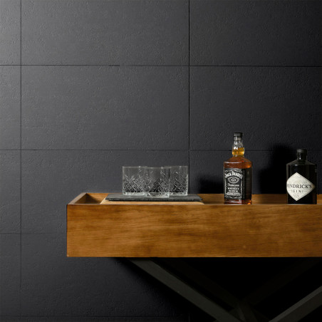 Une table en bois contient deux bouteilles d'alcool, Jack Daniels et Hendricks Gin, et un verre en cristal contre un mur carrelé Une table en bois contient deux bouteilles d'alcool, Jack Daniels et Hendricks Gin, et un verre en cristal contre un mur carrelé