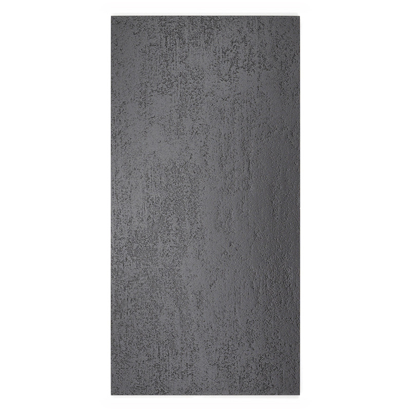 Le carreau rectangulaire présente une surface texturée, ressemblant à du béton brut. Il est placé sur un fond blanc uni. Aucun t