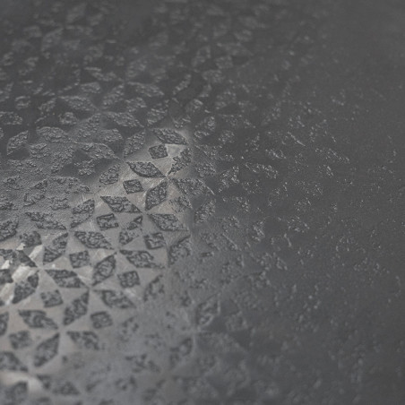 O ladrilho texturizado escuro apresenta padrões geométricos semelhantes a diamantes em um design sutil e repetitivo, criando um O ladrilho texturizado escuro apresenta padrões geométricos semelhantes a diamantes em um design sutil e repetitivo, criando um