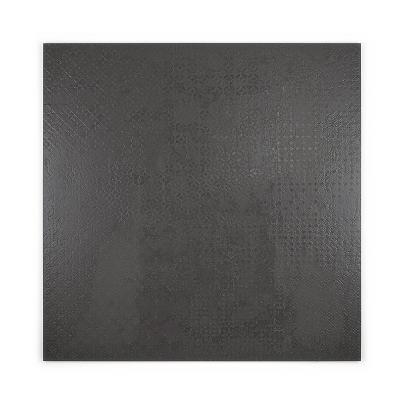 Un azulejo cuadrado, impreso con un sutil patrón geométrico, se asienta sobre un fondo blanco liso, mostrando su superficie text