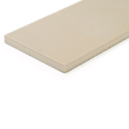 Eine rechteckige, beige Fliese liegt flach vor einem weißen Hintergrund und bringt ihre glatte Oberfläche und präzise, gerade Eine rechteckige, beige Fliese liegt flach vor einem weißen Hintergrund und bringt ihre glatte Oberfläche und präzise, gerade