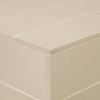 Eine beige rechteckige Fliese mit glatter Oberfläche, die Teil eines strukturierten, geschichteten Musters in einer minimalistis