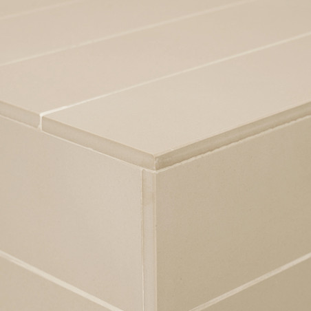 Eine beige rechteckige Fliese mit glatter Oberfläche, die Teil eines strukturierten, geschichteten Musters in einer minimalistis Eine beige rechteckige Fliese mit glatter Oberfläche, die Teil eines strukturierten, geschichteten Musters in einer minimalistis