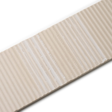 Rechteckige beige Fliese mit gleichmäßig verteilten vertikalen Rippen, die strukturiert und dreidimensional wirken, auf einem sc Rechteckige beige Fliese mit gleichmäßig verteilten vertikalen Rippen, die strukturiert und dreidimensional wirken, auf einem sc