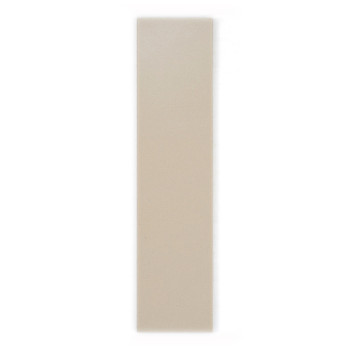 Rechteckige beige Fliese, vertikal ausgerichtet, zeigt eine glatte, matte Oberfläche vor einem schlichten weißen Hintergrund. Es