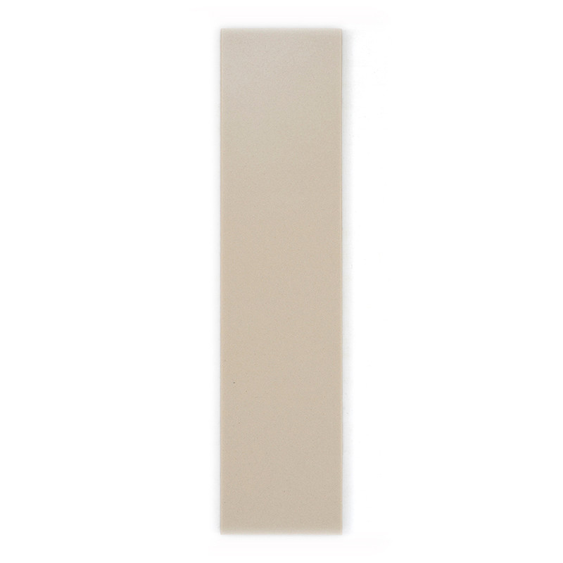 Rechteckige beige Fliese, vertikal ausgerichtet, zeigt eine glatte, matte Oberfläche vor einem schlichten weißen Hintergrund. Es