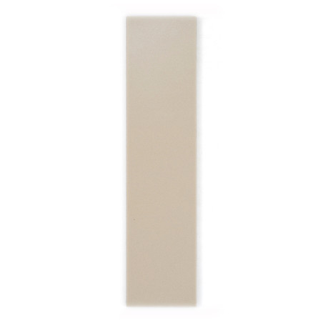 Rechteckige beige Fliese, vertikal ausgerichtet, zeigt eine glatte, matte Oberfläche vor einem schlichten weißen Hintergrund. Es Rechteckige beige Fliese, vertikal ausgerichtet, zeigt eine glatte, matte Oberfläche vor einem schlichten weißen Hintergrund. Es
