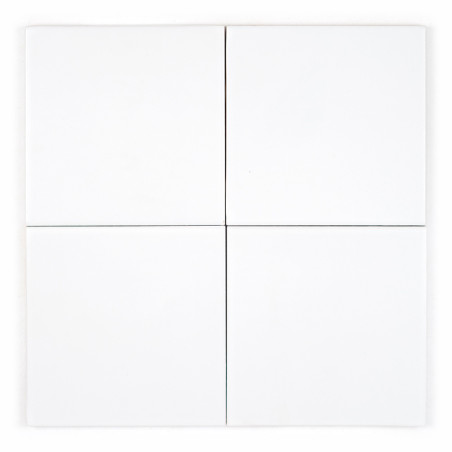 Vier witte vierkante tegels zijn gerangschikt in een raster van twee bij twee met dunne zwarte lijnen die ze scheiden, wat de sy